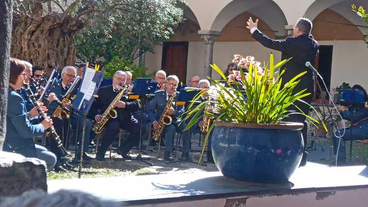 Vitaliano Gallo dirige Banda  P. Anfossi a Molini di Triora  il 10 Agosto 2024