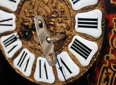 Orologio vintage anni 70 colore marrone oro in legno intarsiato e ottone . Stile luigi xxvi in otti