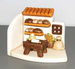 Immagina una piccola piazza in un villaggio antico, all’alba: il profumo del grano appena raccolt