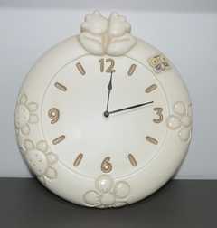 Quando il tempo profuma di mughetto<br>Nel silenzio delicato della stanza, un orologio prende vita